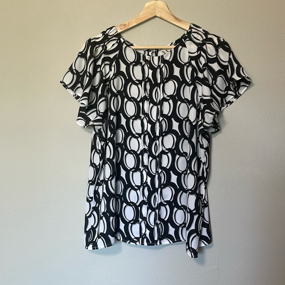 Worthington flutter sleeve black-and-white Geo print top Petite XL NWOT